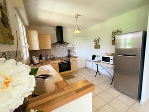 Cafetera y tetera, refrigerador, microondas y horno 