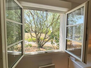 A room with a large window overlooking a tree and a yard. - Single-story house in Chenonceaux - 6 guests (Chenonceaux)