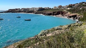 A coastal town with a beach, boats, and buildings. - Apartment canal view with parking - 4 guests (Sète)