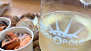 A glass with 'La Cote d'Or' and 'Château de Thau' text, a bowl of food, and a container of bread. - Apartment canal view with parking - 4 guests (Sète)