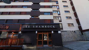 A multi-story hotel with a modern facade, featuring a prominent sign reading "LE SHAMROCK." - Functional apartment in the heart of Tignes - 4 guests (Tignes)