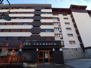 Ein mehrstöckiges Hotel mit moderner Fassade, mit einem gut sichtbaren Schild, auf dem "LE SHAMROCK" steht.