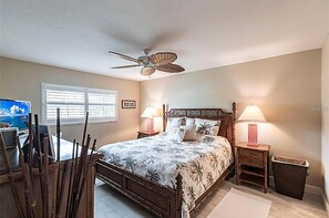 Iron/ironing board, WiFi, bed sheets - Walk to Siesta Key Beach and Village - Beautifully Renovated 2BR Condo (Siesta Key)