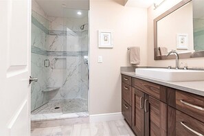 Shower, hair dryer, towels, soap - Walk to Siesta Key Beach and Village - Beautifully Renovated 2BR Condo (Siesta Key)