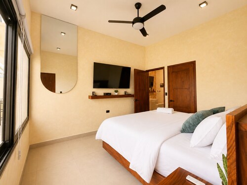 Boutique 1-Bedroom Apartment with Views of the Lake and Flores Island