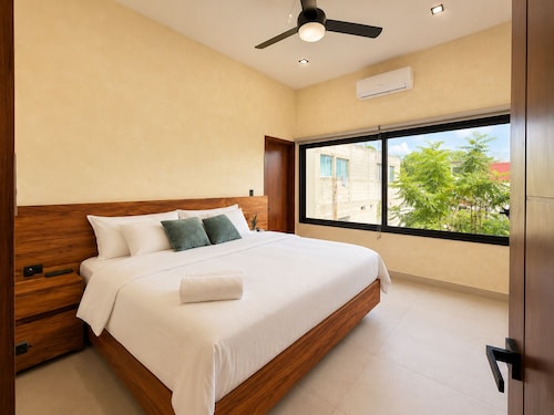 Boutique 1-Bedroom Apartment with Views of the Lake and Flores Island