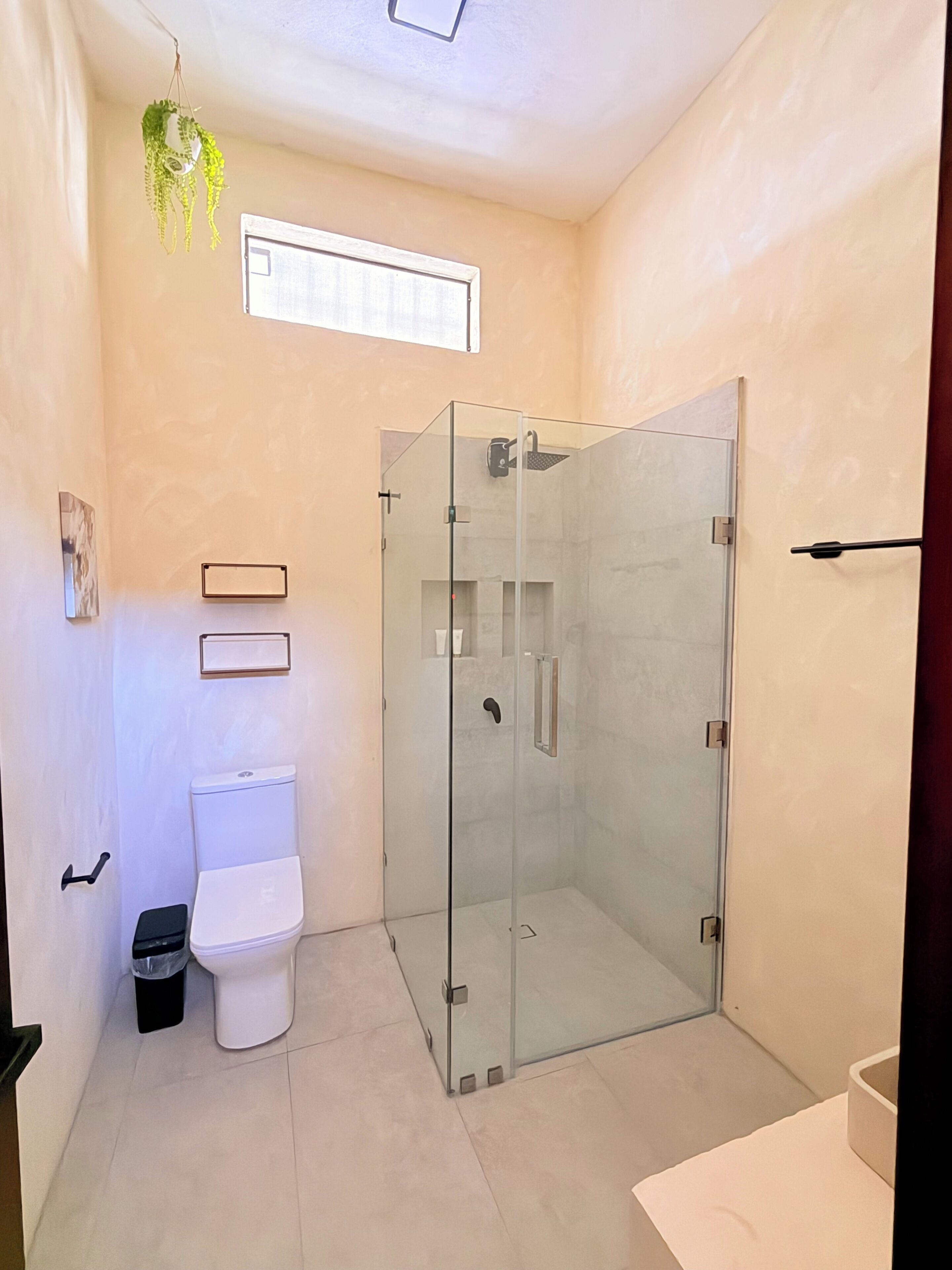 Toallas, jabón, papel de baño 