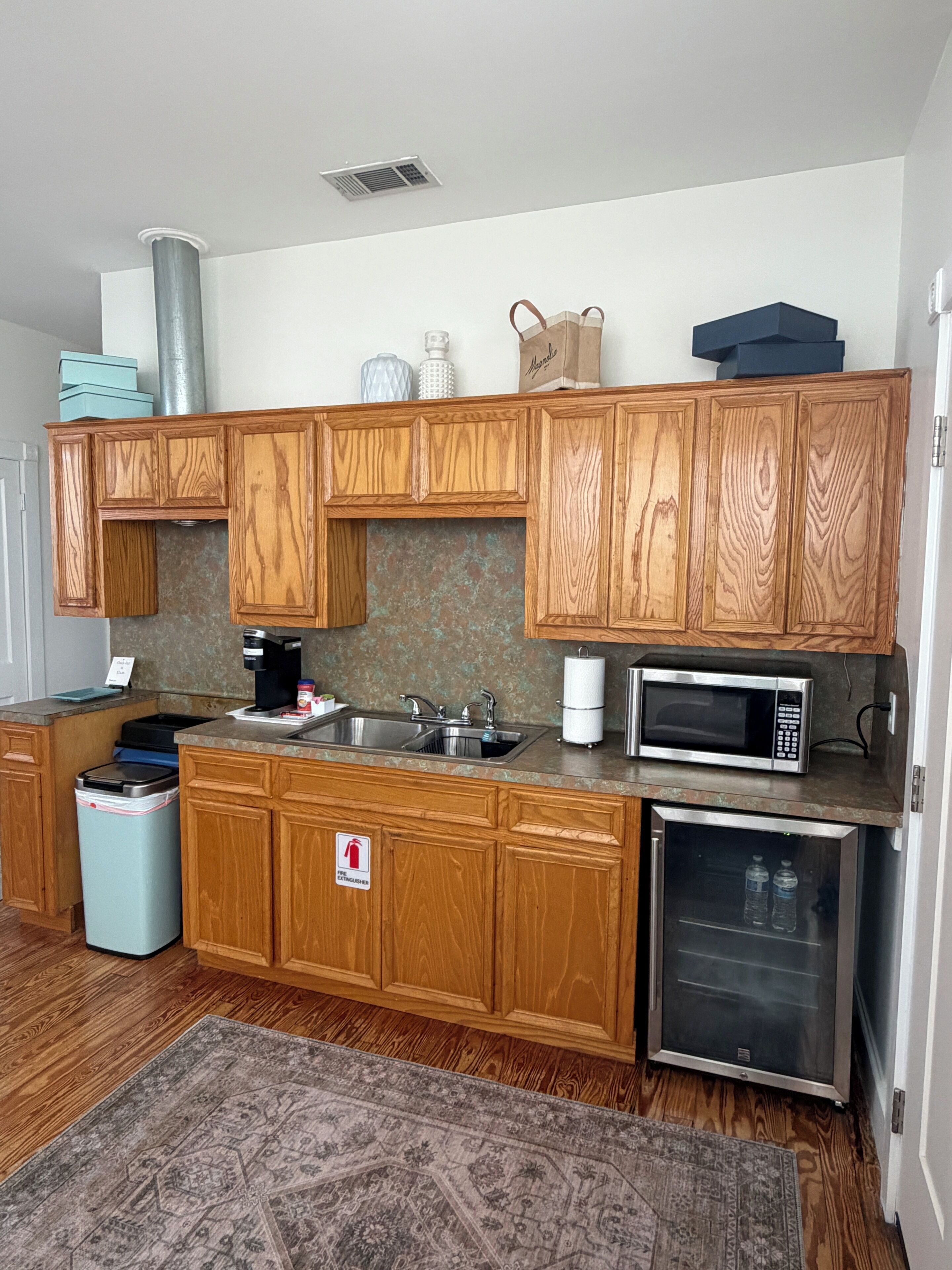 Coffee/tea maker, fridge, microwave, cookware/dishes/utensils