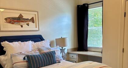 Super Cute Condo. Walk to Grove in Minutes. 3 BR/2BA. Close to Oxford Square.