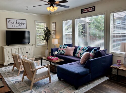 Super Cute Condo. Walk to Grove in Minutes. 3 BR/2BA. Close to Oxford Square.