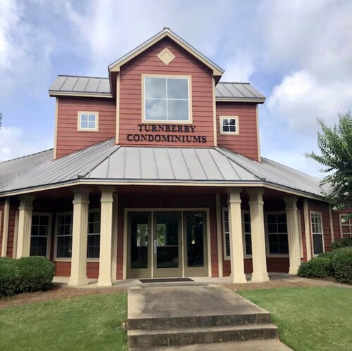 Super Cute Condo. Walk to Grove in Minutes. 3 BR/2BA. Close to Oxford Square.