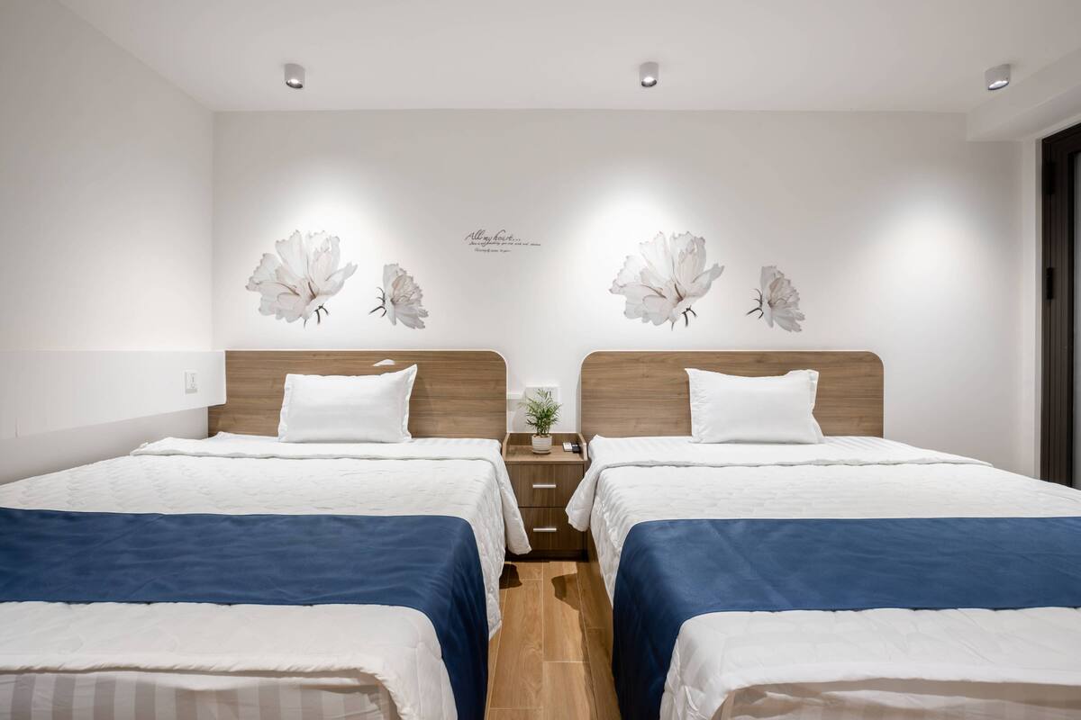 Habitació amb dos llits individuals | Escriptori, wifi gratuïta i roba de llit 