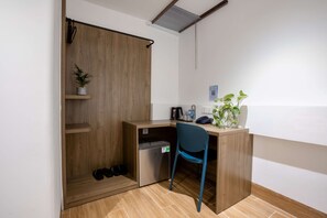 Habitació amb dos llits individuals | Escriptori, wifi gratuïta i roba de llit 