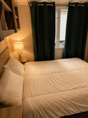 Room - Haven Wild Duck 3 Bedroom Caravan Woodland Retreat (Belton)