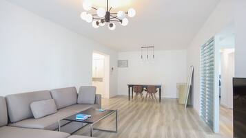 Apartamento superior, 3 habitaciones, no fumadores, vistas a la ciudad | Zona de estar