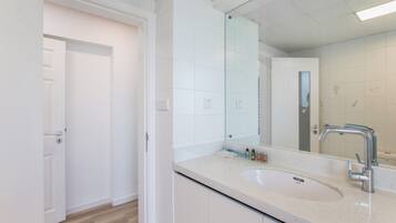 Apartamento superior, 3 habitaciones, no fumadores, vistas a la ciudad | Baño | Zapatillas