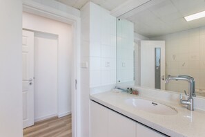 Bathroom - Tyms 3BR 2BA Residence Xujiahui (Shanghai)