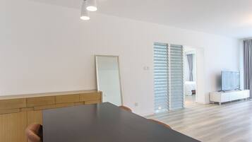 Apartamento superior, 3 habitaciones, no fumadores, vistas a la ciudad | Restauración