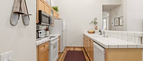 Coffee/tea maker, fridge, microwave, oven