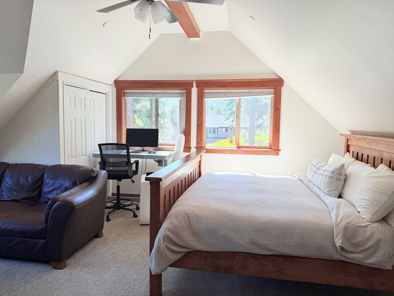 4 bedrooms, desk, iron/ironing board, travel cot