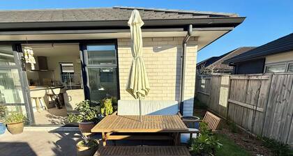 Modern 3 bedroom house in Papamoa Beach, 15 minute walk to the beach!
