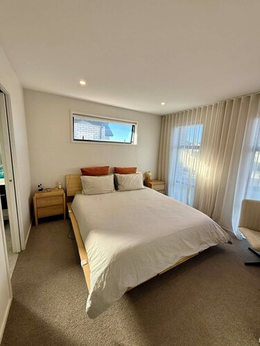 Modern 3 bedroom house in Papamoa Beach, 15 minute walk to the beach!