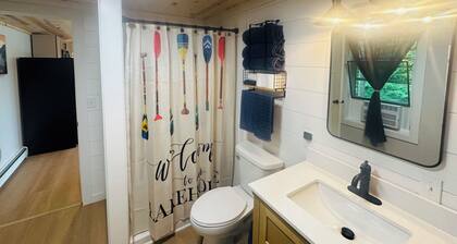 Cozy 1-bedroom cabin right on the lake!