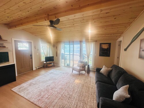 Cozy 1-bedroom cabin right on the lake!