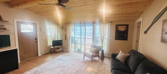 Cozy 1-bedroom cabin right on the lake!