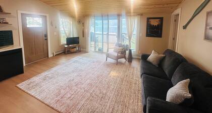 Cozy 1-bedroom cabin right on the lake!