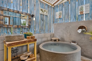 Shower, towels, soap, shampoo - Boutique Safari 1 (Soley)