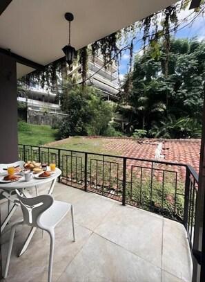 Standard-Apartment, Balkon, Stadtblick | Speisen im Freien