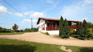 A single-story house with a red roof, white walls, and a porch with red railings. - MENDIKO-LOREA - SAINT-PEE-SUR-NIVELLE (SAINT-PEE-SUR-NIVELLE)