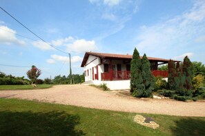 A single-story house with a red roof, white walls, and a porch with red railings. - MENDIKO-LOREA - SAINT-PEE-SUR-NIVELLE (SAINT-PEE-SUR-NIVELLE)