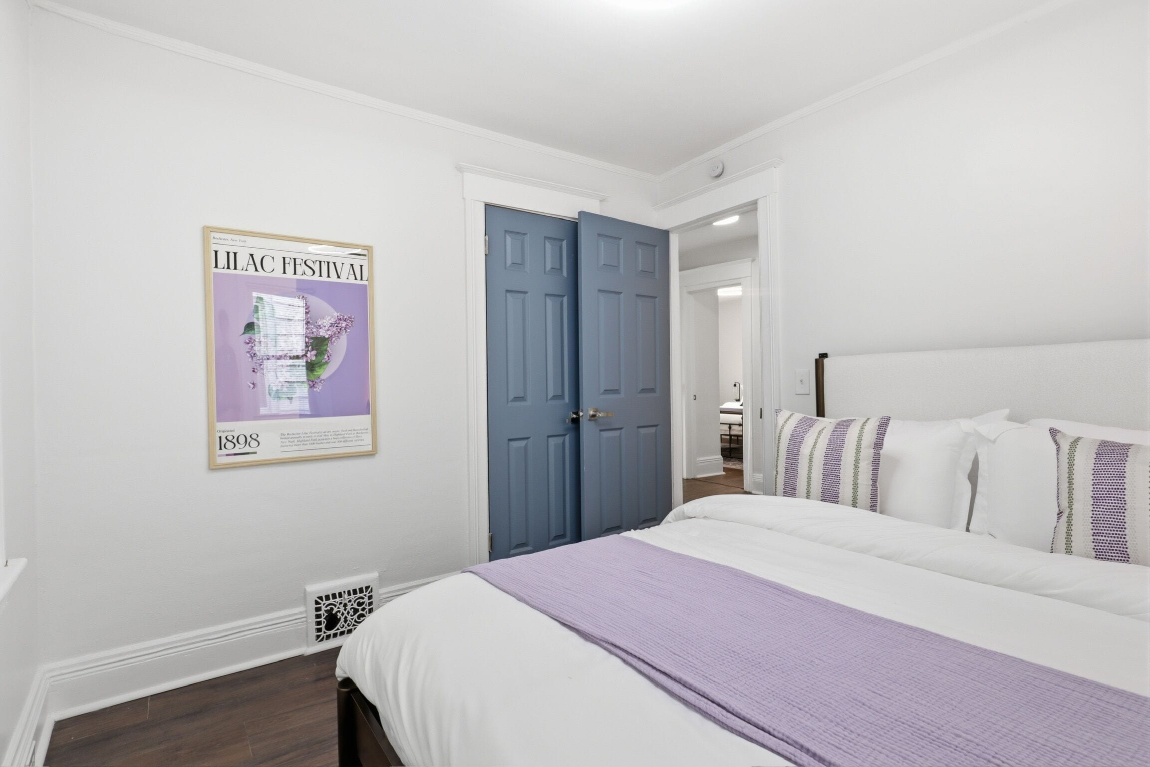 Tabla de planchar con plancha, wifi y ropa de cama 