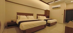 Family Quadruple Room - Sarada Grand (Kanchipuram)