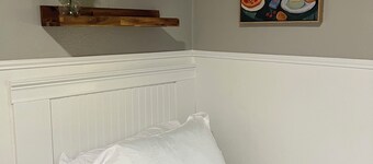 Taylor's Cozy Little Apartment Pets Welcome Two Beds