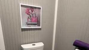 Toalhas de banho, sabonete, papel higiênico 