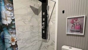 Toalhas de banho, sabonete, papel higiênico 