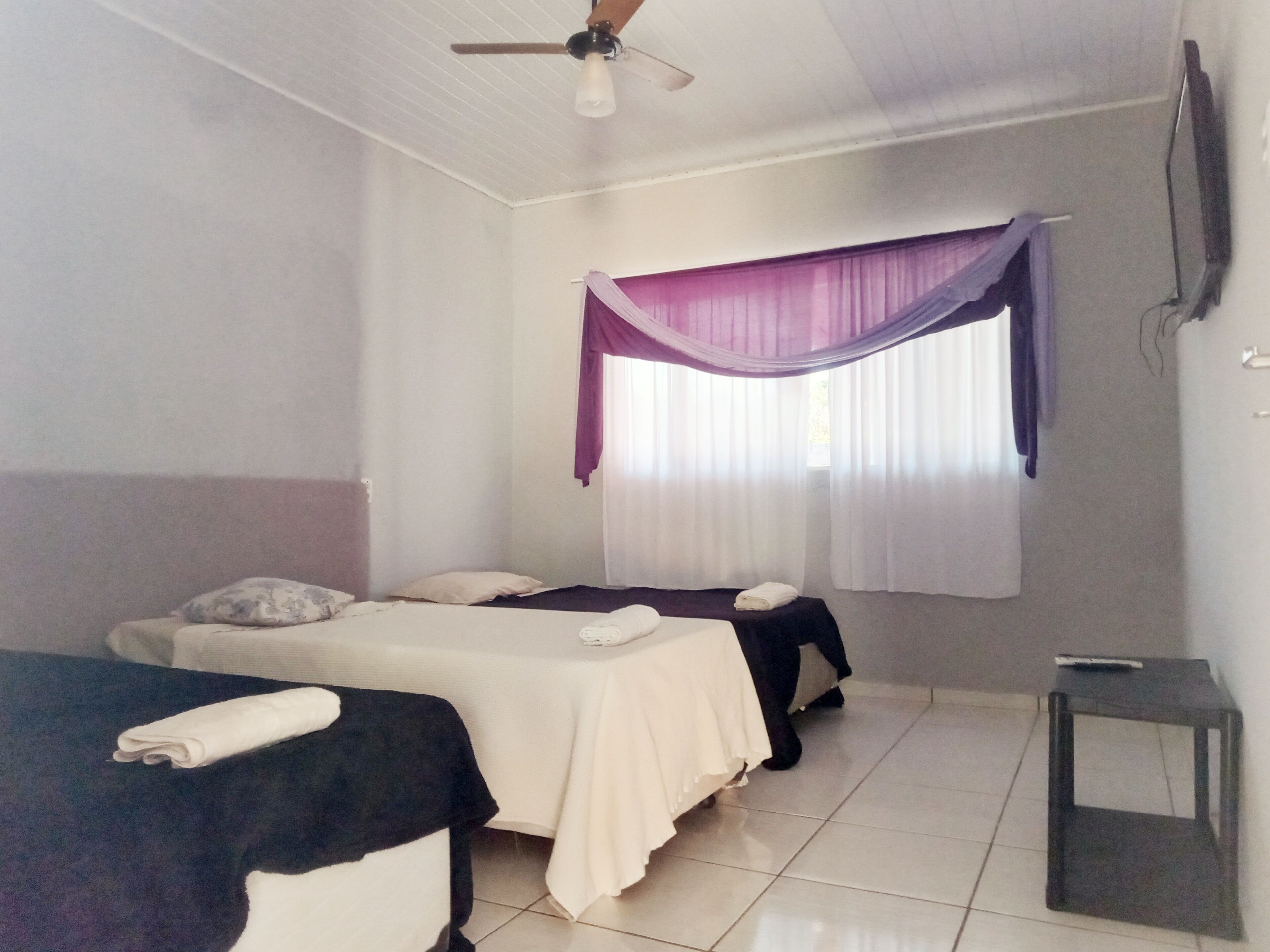 2 bedrooms, internet, bed sheets