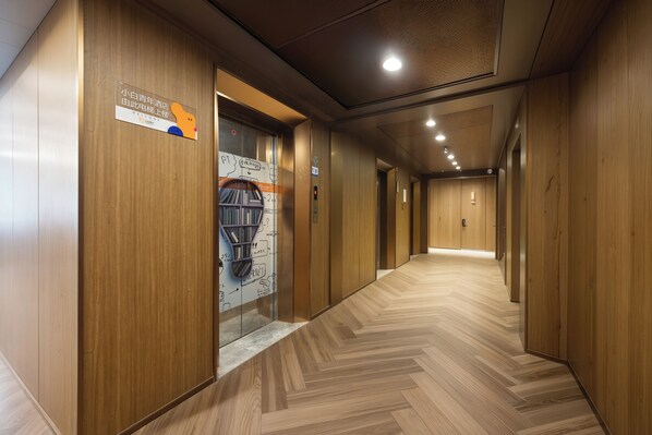A modern elevator with a digital display and a sign indicating the floor level. - Xiaobai Youth Hotel (Beijing)
