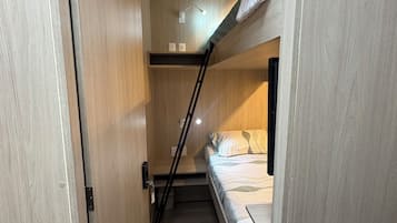 Chambre avec lits jumeaux, non-fumeurs, four à micro-ondes | Espace de travail pour ordinateur portable, Wi-Fi gratuit