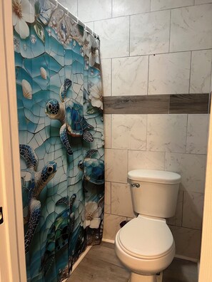 Towels, soap, toilet paper - Jayden's Cozy Apartment Pets Welcome Close to Airport (North Little Rock)