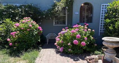 Perfect 3 bedroom house with AC in awesome Petaluma neighborhood near downtown