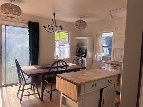 Perfect 3 bedroom house with AC in awesome Petaluma neighborhood near downtown