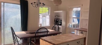 Perfect 3 bedroom house with AC in awesome Petaluma neighborhood near downtown