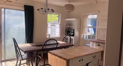 Perfect 3 bedroom house with AC in awesome Petaluma neighborhood near downtown