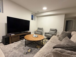 Living area - Rockies Retreat (Calgary)