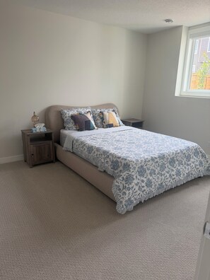 Iron/ironing board, Internet, bed sheets - Rockies Retreat (Calgary)
