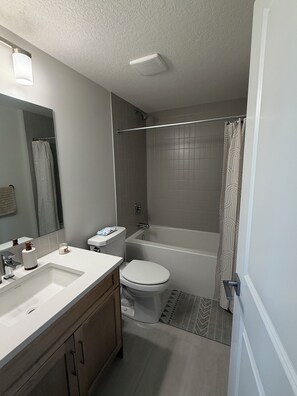 Towels, soap, toilet paper - Rockies Retreat (Calgary)
